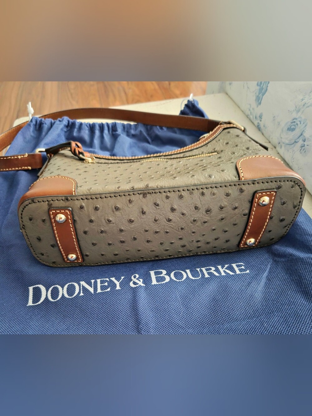 RARE Dooney & Bourke Ostrich Leather Hobo 25 - Pristine Condition - Picture 5 of 10